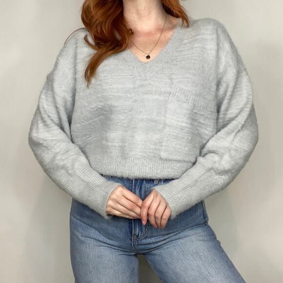 JCL Size Large Light Gray V-Neck Eyelash Fuzzy Cozy Semi Cropped Sweater - Picture 2 of 11